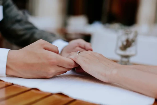 Hombre Sosteniendo Mano Mujer Con Anillo Compromiso Cerca —  Fotos de Stock