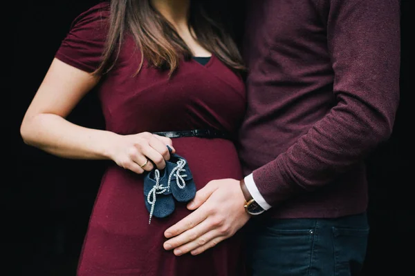 Έγκυος Γυναίκα Κρατώντας Κοριστίστικα Παπουτσάκια Στέκεται Τον Άνθρωπο — Φωτογραφία Αρχείου