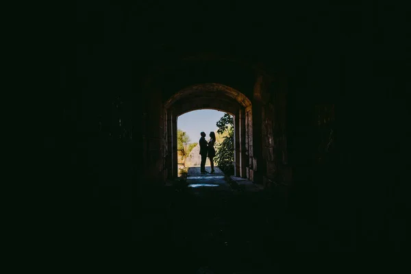 Silhouette Couple Old Ancient Building — Stock Photo, Image