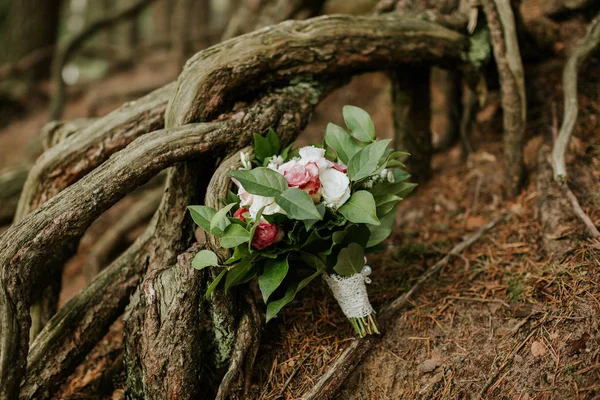 Svatební Kytice Pod Stromem Umělecké Svatební Fotografie — Stock fotografie