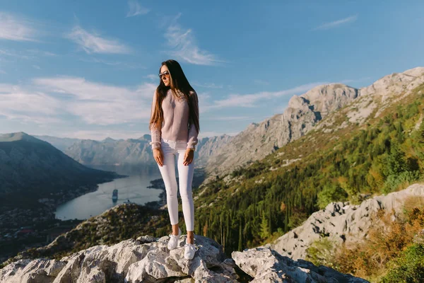 Dağlarda Tatile Poz Güzel Kadın Karadağ Kotor — Stok fotoğraf