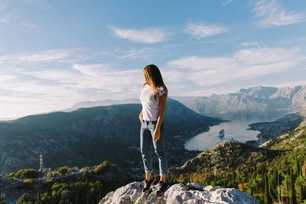 Hermosa Mujer Relajarse Las Montañas Vacaciones Montenegro Kotor —  Fotos de Stock