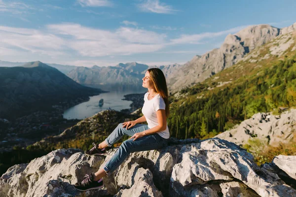 Hermosa Mujer Relajarse Las Montañas Vacaciones Montenegro Kotor —  Fotos de Stock