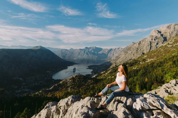 Красива Жінка Відпочити Горах Канікули Чорногорія Котор — стокове фото