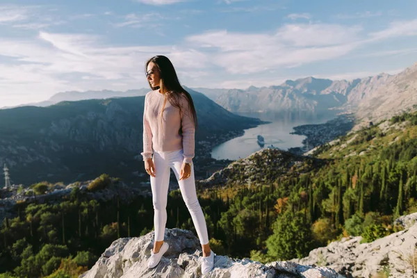 Красива Жінка Позує Горах Відпочинок Чорногорія Котор — стокове фото