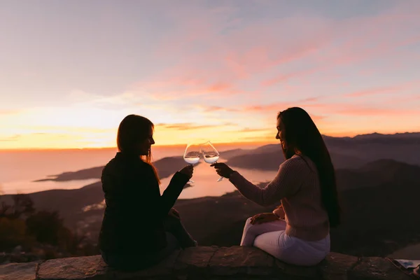 Meisjes Wijn Proeverij Bij Zonsondergang Met Prachtig Uitzicht — Stockfoto