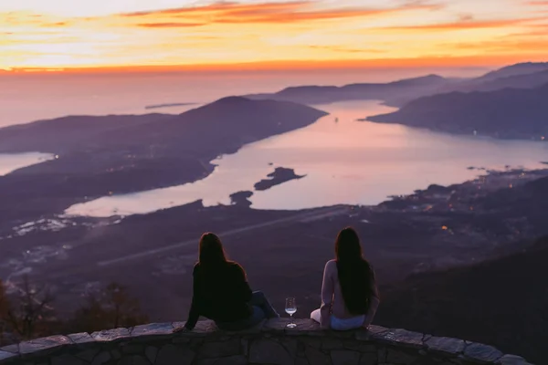 Kızlar Seyahat Dağlarda Günbatımı Şarap Içmek — Stok fotoğraf