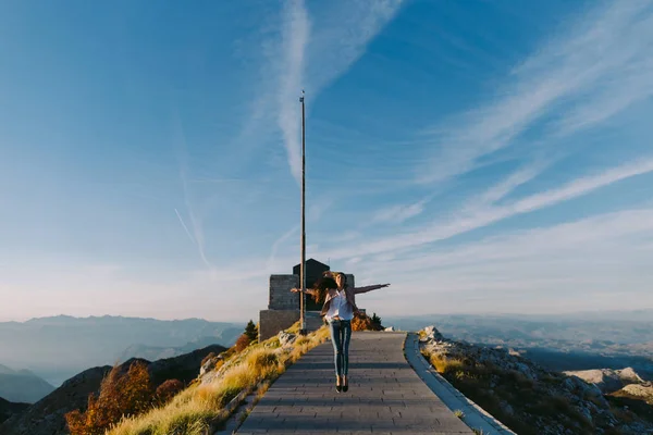 Žena Relaxační Horách Při Západu Slunce Malebná Krajina Pozadí — Stock fotografie