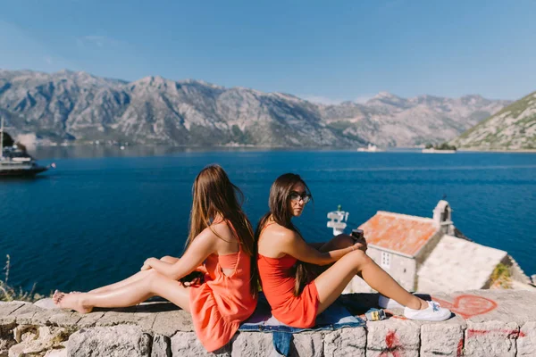 Dos Chicas Relajándose Orilla Del Mar Con Vistas Las Montañas —  Fotos de Stock