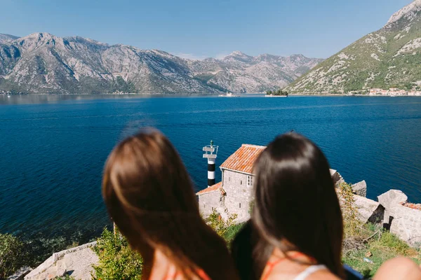 Dvě Dívky Relaxační Pobřeží Výhledem Hory Durmitor Černá Hora — Stock fotografie