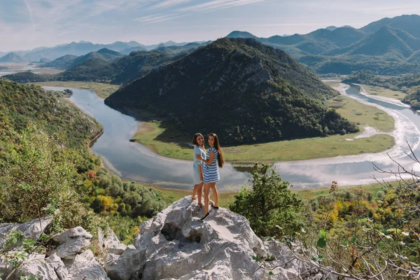Dos Chicas Viajando Por Las Montañas Fondo Paisaje Pintoresco Montenegr —  Fotos de Stock