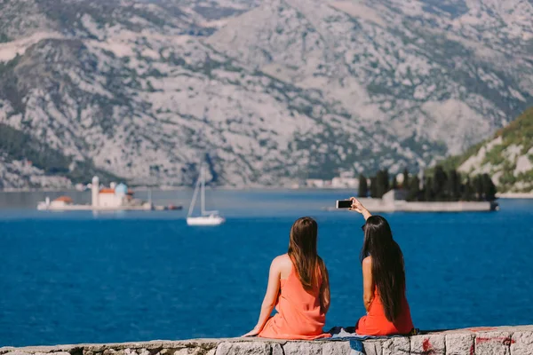 Dos Niñas Viajando Mar Montaña Vista Montenegro Perast —  Fotos de Stock