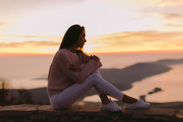 Vrouw Dromen Bij Zonsondergang Met Uitzicht Bergen Alleen — Stockfoto