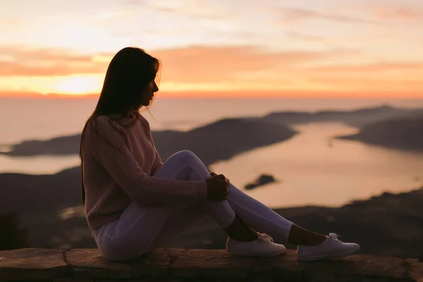 Vrouw Dromen Bij Zonsondergang Met Uitzicht Bergen Alleen — Stockfoto