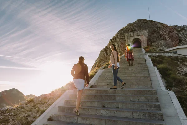 Mensen Wandelen Bergen Bij Zonsondergang Met Prachtig Uitzicht Schilderachtig Landschap — Stockfoto