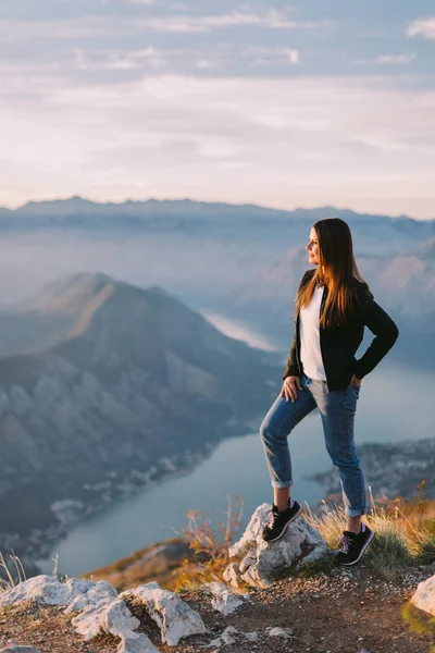 Longitud Completa Mujer Pie Las Montañas Atardecer Con Hermosa Vista — Foto de Stock
