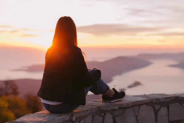 Γυναίκα Κάθεται Στα Βουνά Και Κοιτάζοντας Ηλιοβασίλεμα — Φωτογραφία Αρχείου