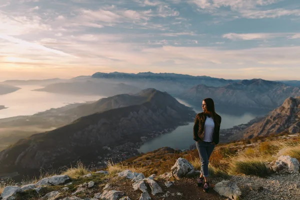 Piena Lunghezza Donna Piedi Montagna Tramonto Con Bella Vista — Foto Stock