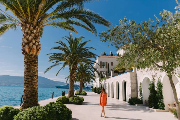 Žena Relaxaci Luxusním Hotelu Palmy Stromy Jachty Pozadí Tivat Černá — Stock fotografie