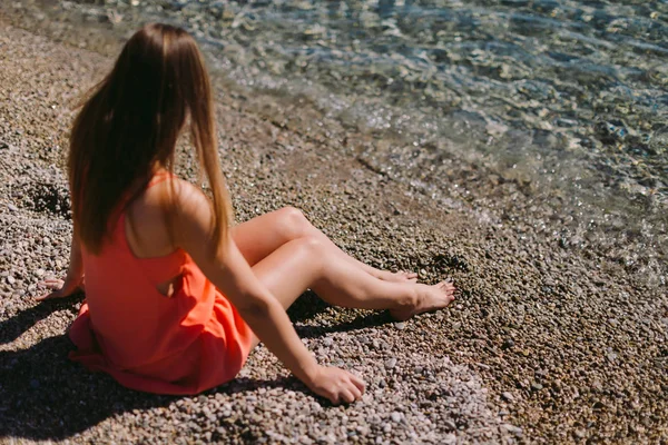 Женщина Отдыхает Сидя Пляже — стоковое фото
