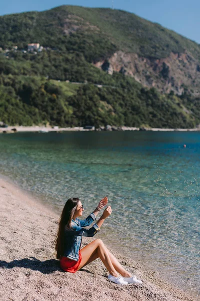 Vrouw Zittend Het Strand — Stockfoto