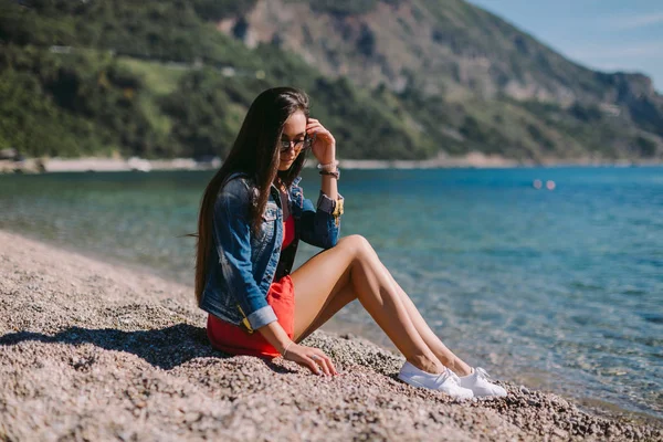 Jonge Vrouw Zonnebril Zittend Strand — Stockfoto