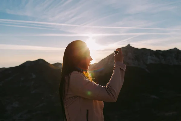 Používání Telefonu Horách Při Západu Slunce Výhledem Krásná Žena — Stock fotografie