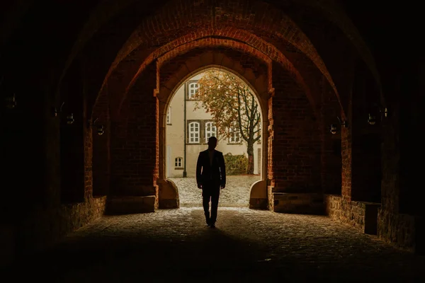 Seorang Pria Berjalan Terowongan Sendirian Saat Matahari Terbenam Siluet Stok Gambar