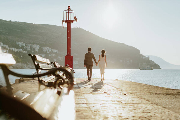 Wedding Couple Walking Beach Mountain Bacground — Stock Photo, Image