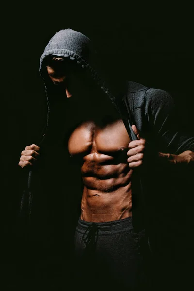 Forte atletico uomo fitness mostrando abs — Foto Stock