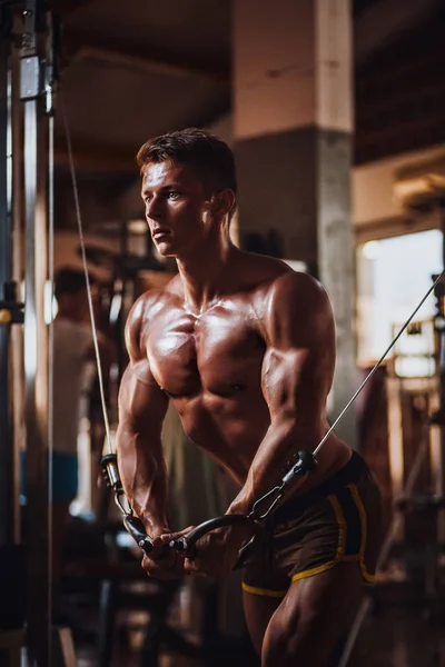 Gespierde bodybuilder guy workout in de sportschool — Stockfoto