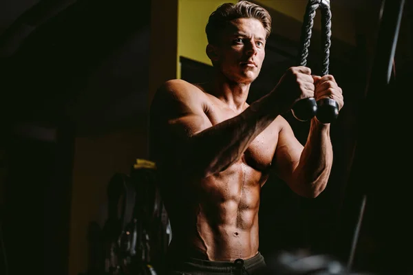Athletische Bodybuilder Workout Fitnessstudio Porträt Des Männlichen Körperbaus Modell — Stockfoto