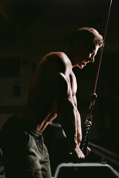 Bodybuilder Typ Fitnessstudio Der Die Hände Aus Nächster Nähe Pumpt — Stockfoto