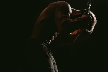 Adam karın kasları için egzersiz yapıyor. Spor salonunda vücut geliştirici karın egzersizi. Etkili karın kasları alıntıları büküyor