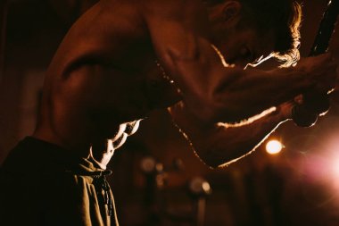 Adam karın kasları için egzersiz yapıyor. Spor salonunda vücut geliştirici karın egzersizi. Etkili karın kasları alıntıları büküyor