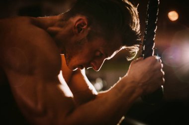Adam karın kasları için egzersiz yapıyor. Spor salonunda vücut geliştirici karın egzersizi. Etkili karın kasları alıntıları büküyor