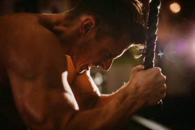 Adam karın kasları için egzersiz yapıyor. Spor salonunda vücut geliştirici karın egzersizi. Etkili karın kasları alıntıları büküyor