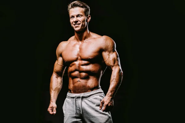 Muscoloso Uomo Attraente Sorridente Palestra Culturista Bel Maschio Fitness Motivazione — Foto Stock