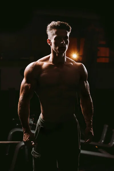 Silhuett Muskulös Man Gymmet Mörka Toner Attraktiv Kroppsbyggare Motivering — Stockfoto