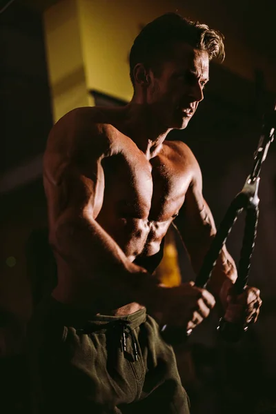 Bodybuilder Chest Trening Siłowni Trenuje Mięśnie Piersiowe Motyw Sprawności — Zdjęcie stockowe