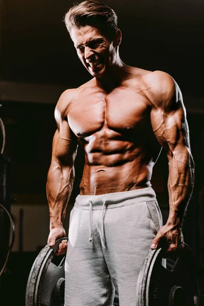 Een Gespierde Fitte Man Die Spieren Pompt Bodybuilder Toont Kracht — Stockfoto