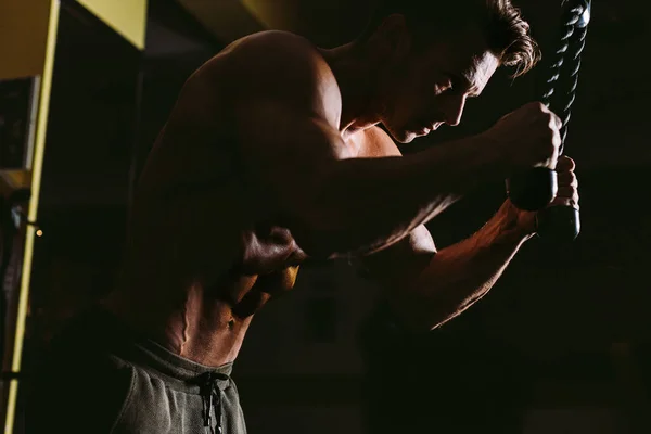 男人做腹肌扭转运动 健美运动员在体育馆进行腹部锻炼 有效的腹肌扭伤摘除 — 图库照片