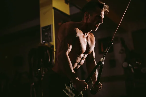 Bodybuilder Chest Trening Siłowni Trenuje Mięśnie Piersiowe Motyw Sprawności — Zdjęcie stockowe