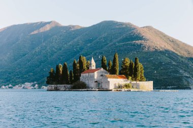 Perast Montenegro 'daki güzel Saint George Adası. Kotor Körfezi 'nde dağ manzaralı rahat bir ada. Resimli manzara.