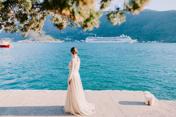 Kotor Körfezi Nde Yolcu Gemisi Bekleyen Bir Kadın Skelede Karadağ — Stok fotoğraf