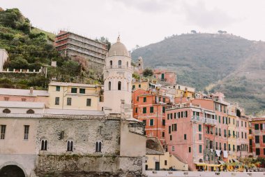 Cinque Terre 'deki Vernazza manzarası. İtalya 'yı geziyorum. Cinque Terre, Vernazza 'da toprak sapı
