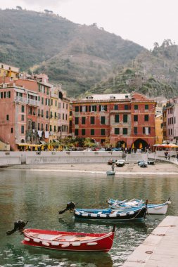 Cinque Terre 'deki Vernazza manzarası. İtalya 'yı geziyorum. Cinque Terre, Vernazza 'da toprak sapı