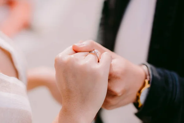 Zasnoubený Pár Držící Ruce Zásnubním Prstenem Zásnubní Prsten Dosah Ruky — Stock fotografie