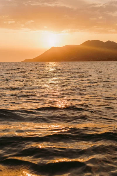 Matahari Laut Yang Indah Dengan Pemandangan Pegunungan Pemandangan Laut Yang — Stok Foto