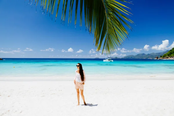 Mujer Relajarse Playa Del Complejo Lujo Con Palmera Fondo Yate —  Fotos de Stock